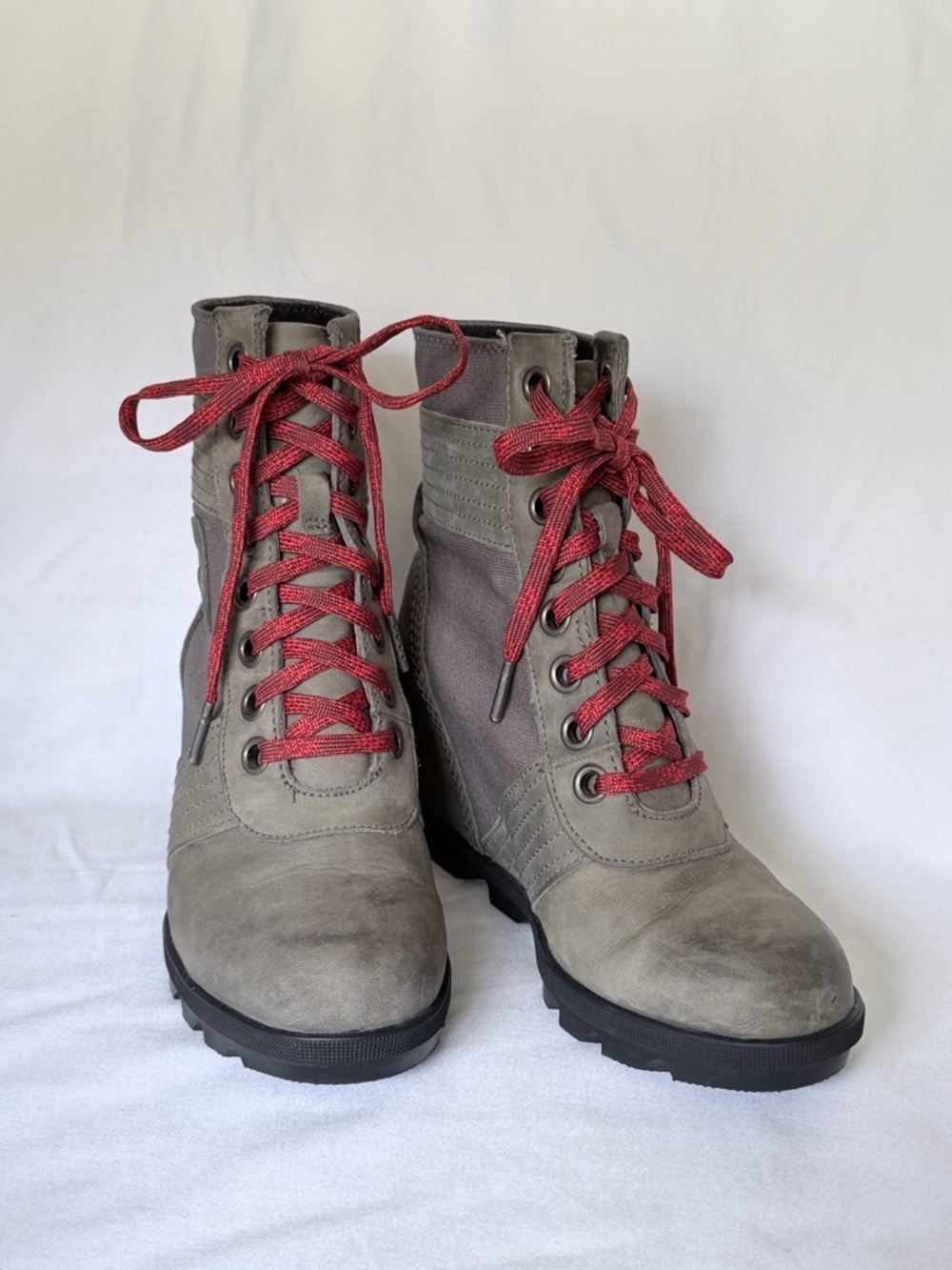 Sorel Gray Suede Ankle Boots with Red Laces women’s size 7 - Picture 3 of 10